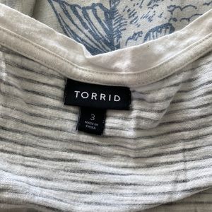 Striped black and white black cat toward T-shirt